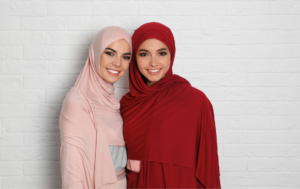 memakai skincare bersama teman 