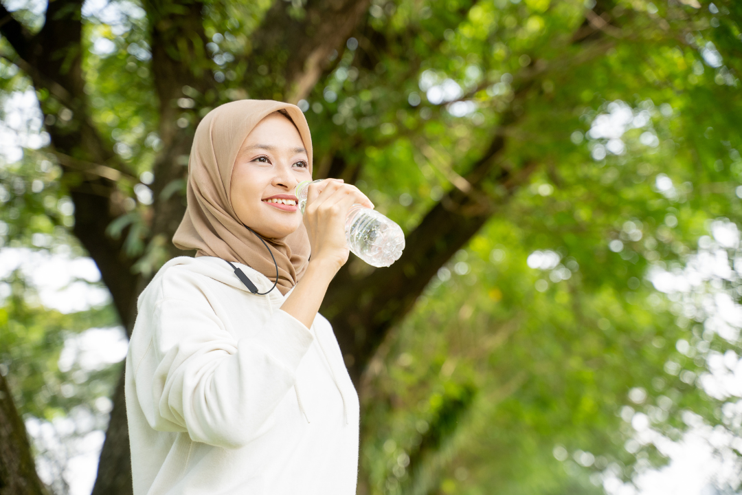 minum air putih untuk melembapkan kulit