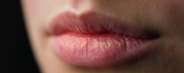 Faktor yang Membuat Warna Bibir Tampak Lebih Gelap